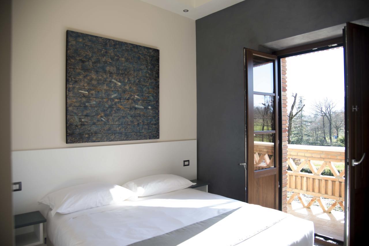 La Tenuta Di Trimalcione Pofi Bagian luar foto