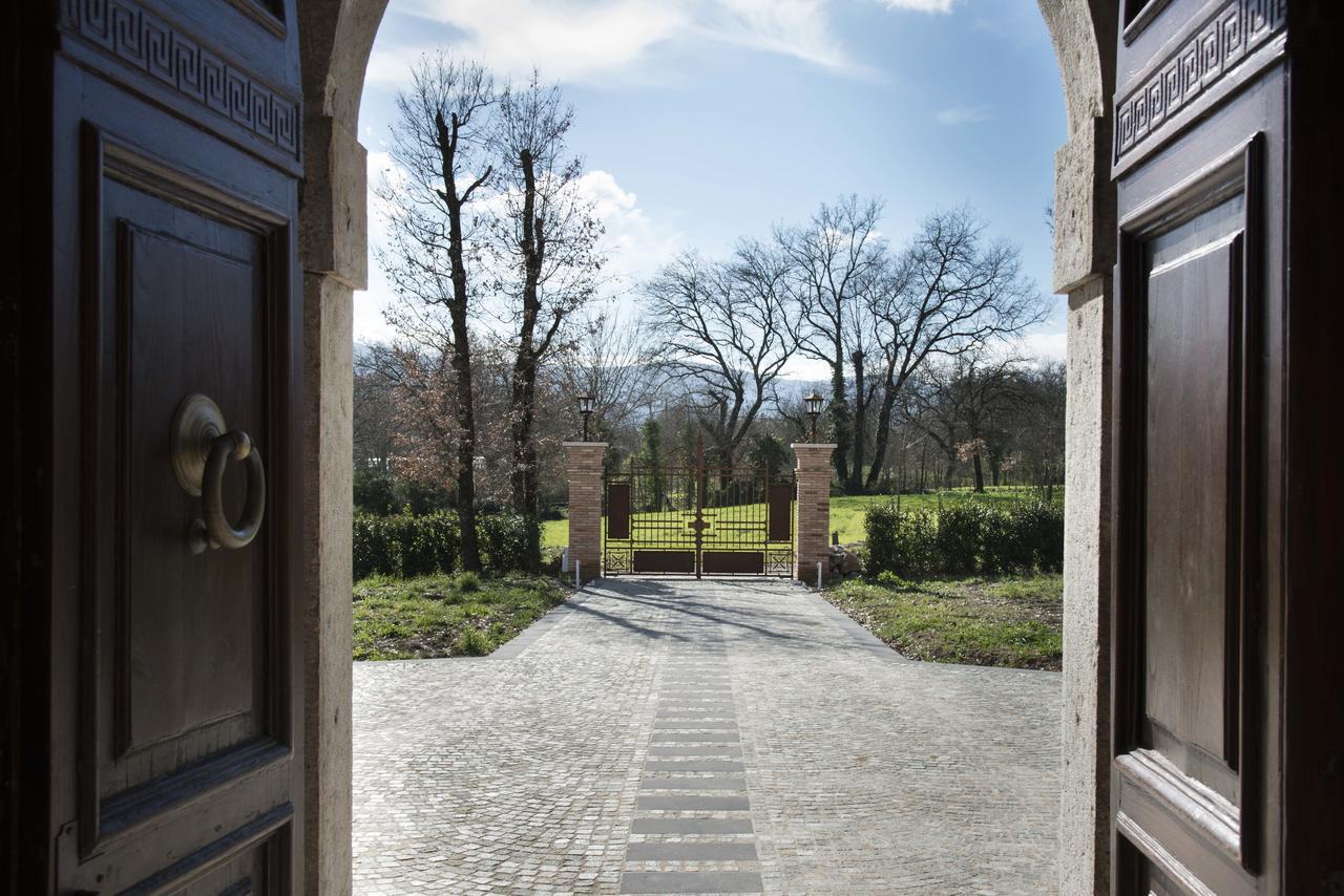 La Tenuta Di Trimalcione Pofi Bagian luar foto